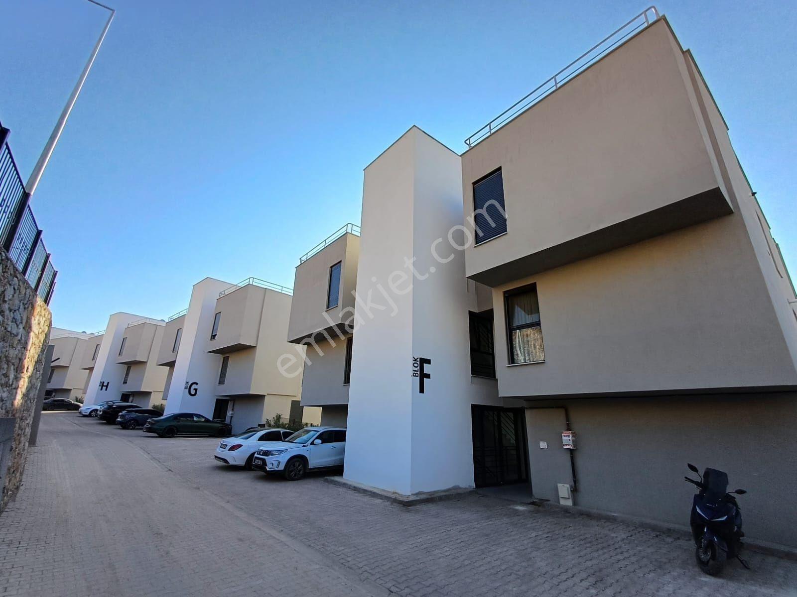 Kuşadasısitede Önü Havuz Ve Deniz Manzaralı Büyük 2+1 - Görsel 10