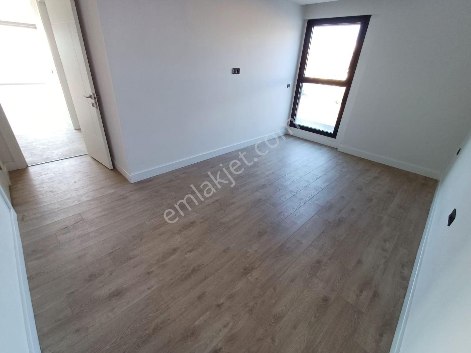 Kuşadasısitede Önü Havuz Ve Deniz Manzaralı Büyük 2+1 - Görsel 32