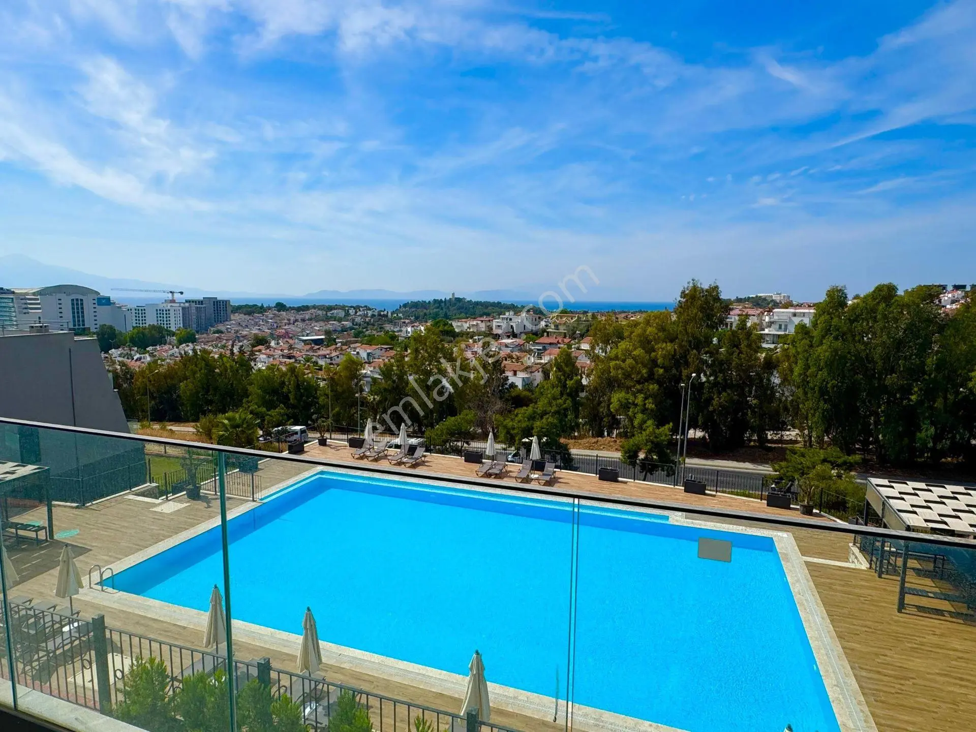 Kuşadasısitede Önü Havuz Ve Deniz Manzaralı Büyük 2+1