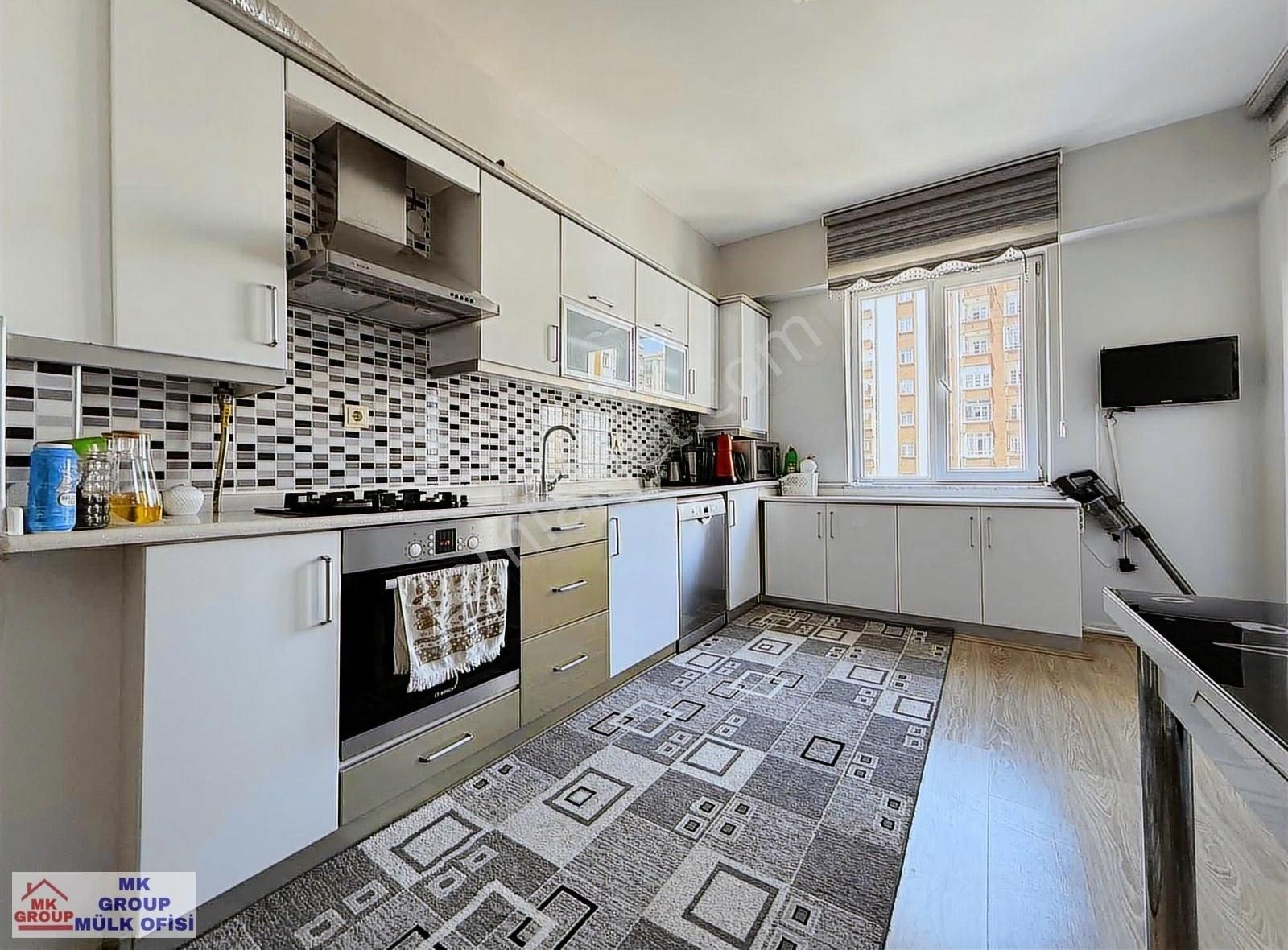 Papatya Caddesinde Ultra Geniş Temiz Kilerli 4+1 Satılık Daire