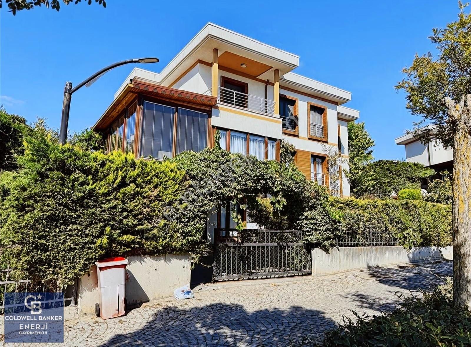 Bahçeşehir Kelebekler Vadisi Satılık 6+2 Villa Havuz Manzaralı