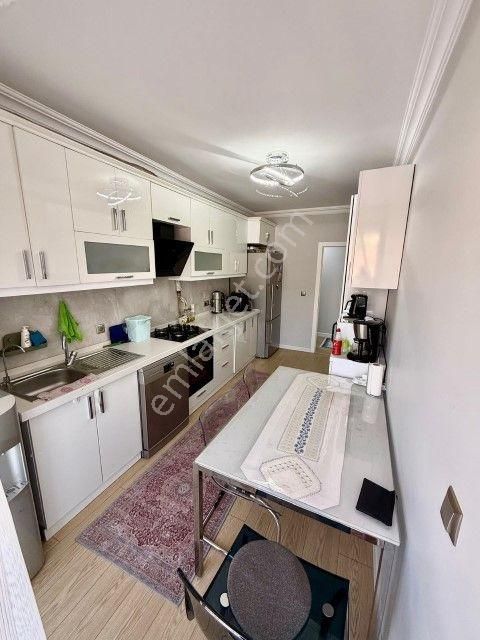 Karşıyaka Cumhuriyet Mahallesinde 3+1 Avantajlı Satılık Daire