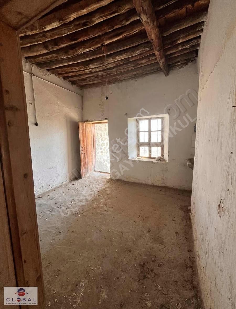 Global Emlaktan Fertek Mevkii Bahçeli Geniş Avlulu Taş Ev - Görsel 16