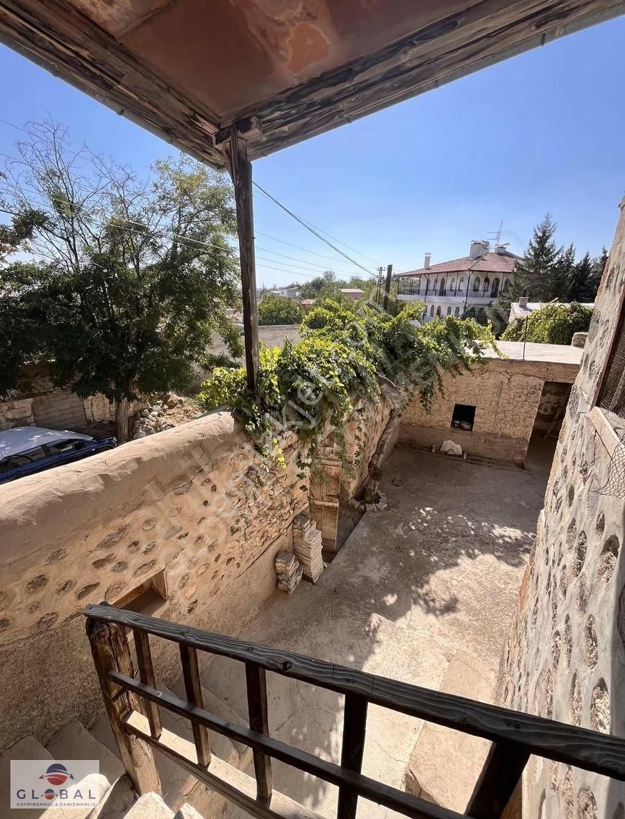 Global Emlaktan Fertek Mevkii Bahçeli Geniş Avlulu Taş Ev - Görsel 4