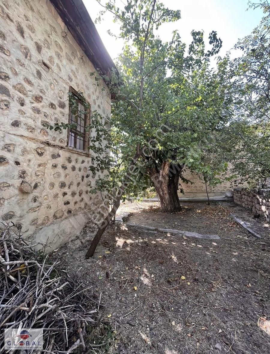 Global Emlaktan Fertek Mevkii Bahçeli Geniş Avlulu Taş Ev - Görsel 12