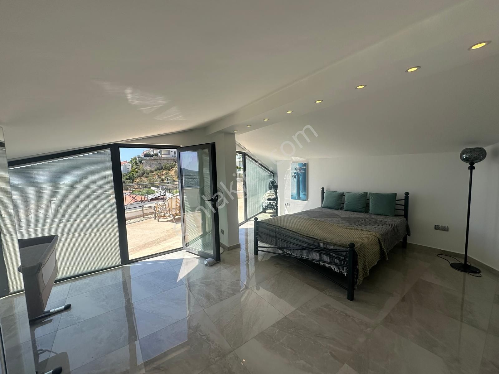 Merkezi Konumda Bağımsız Daireli Lüks Villa - Görsel 25