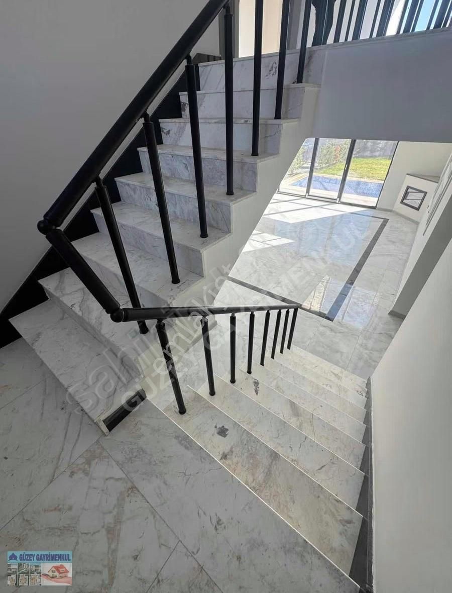Göl Manzaralı Eşsiz Villa - Görsel 35