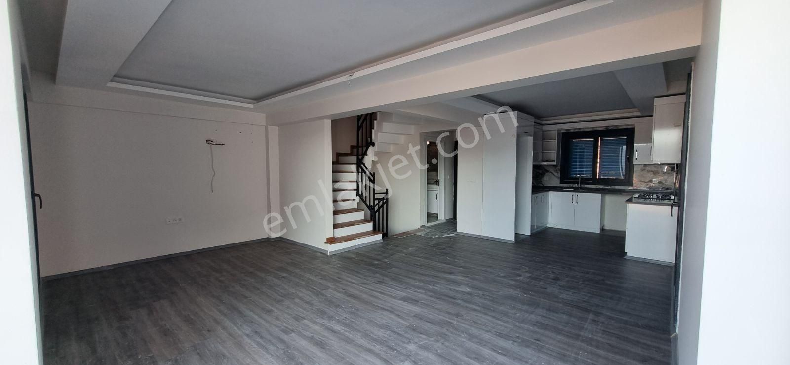 Yenifoça'da Satılık Havuzlu Sitede Geniş 4+1 Tripleks Villa - Görsel 28