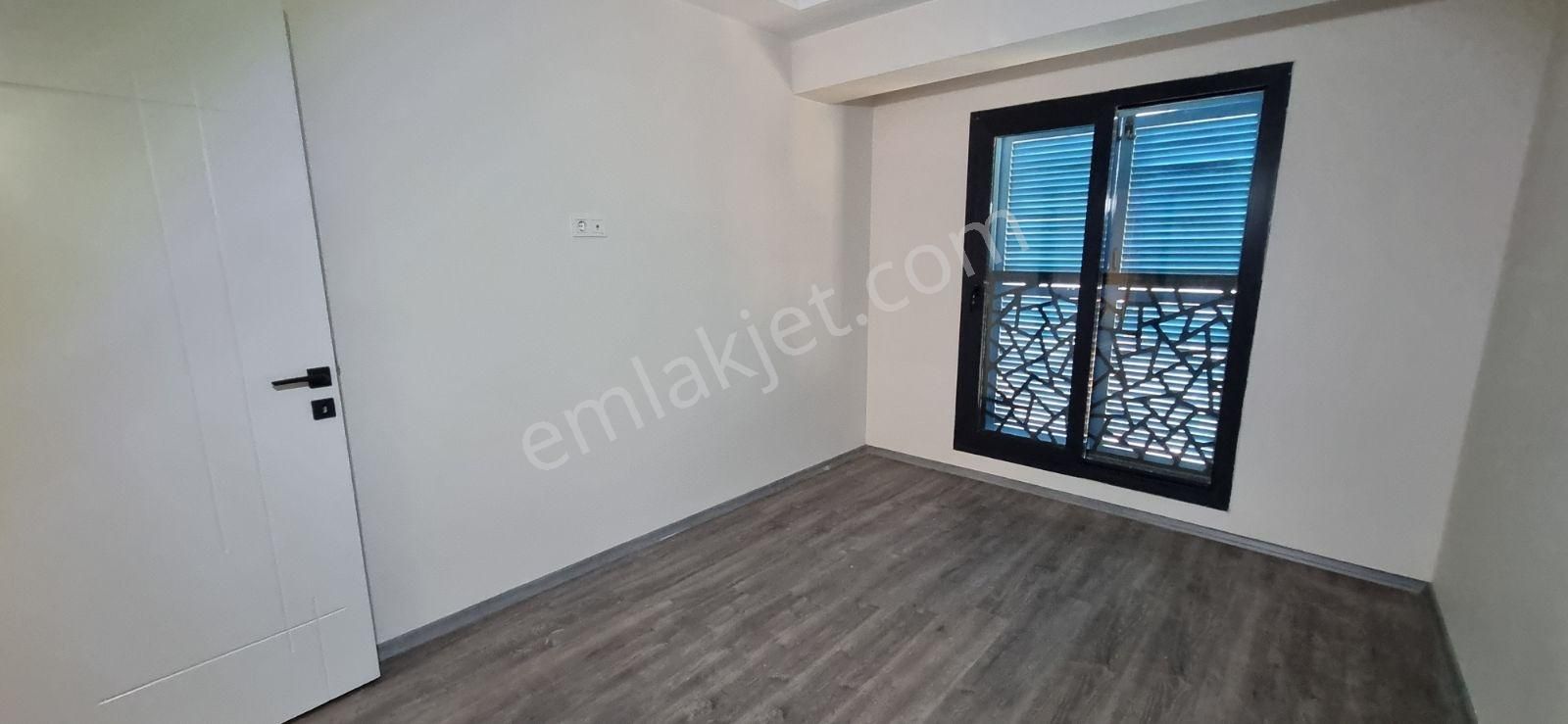 Yenifoça'da Satılık Havuzlu Sitede Geniş 4+1 Tripleks Villa - Görsel 26