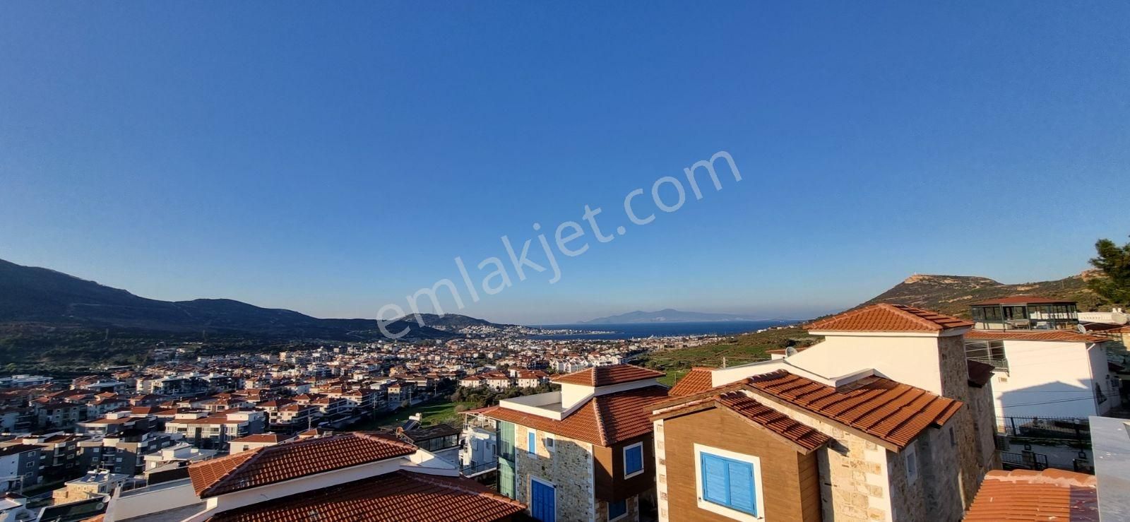 Yenifoça'da Satılık Havuzlu Sitede Geniş 4+1 Tripleks Villa - Görsel 18