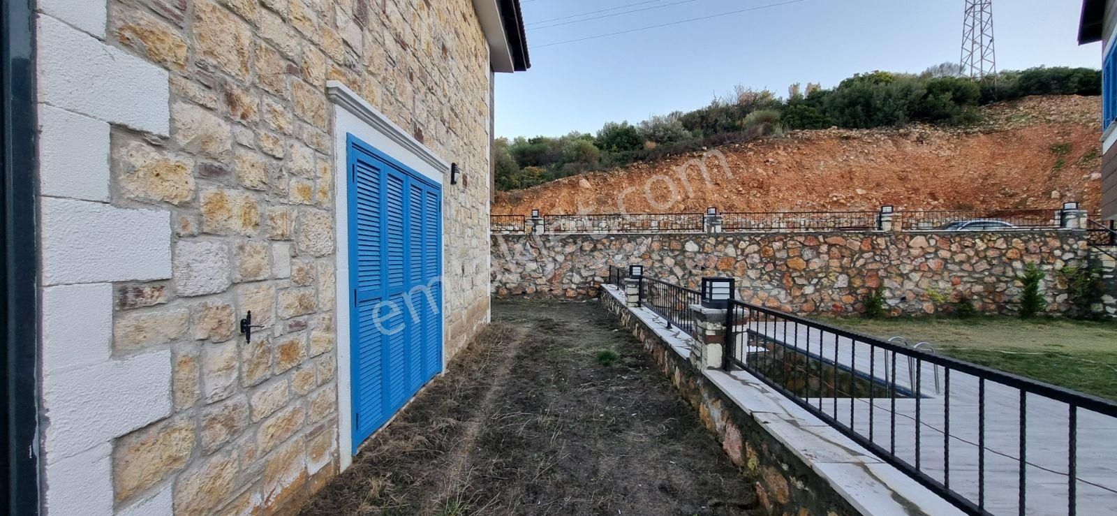 Yenifoça'da Satılık Havuzlu Sitede Geniş 4+1 Tripleks Villa - Görsel 13