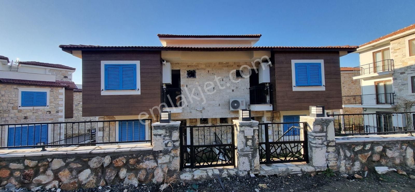 Yenifoça'da Satılık Havuzlu Sitede Geniş 4+1 Tripleks Villa - Görsel 3