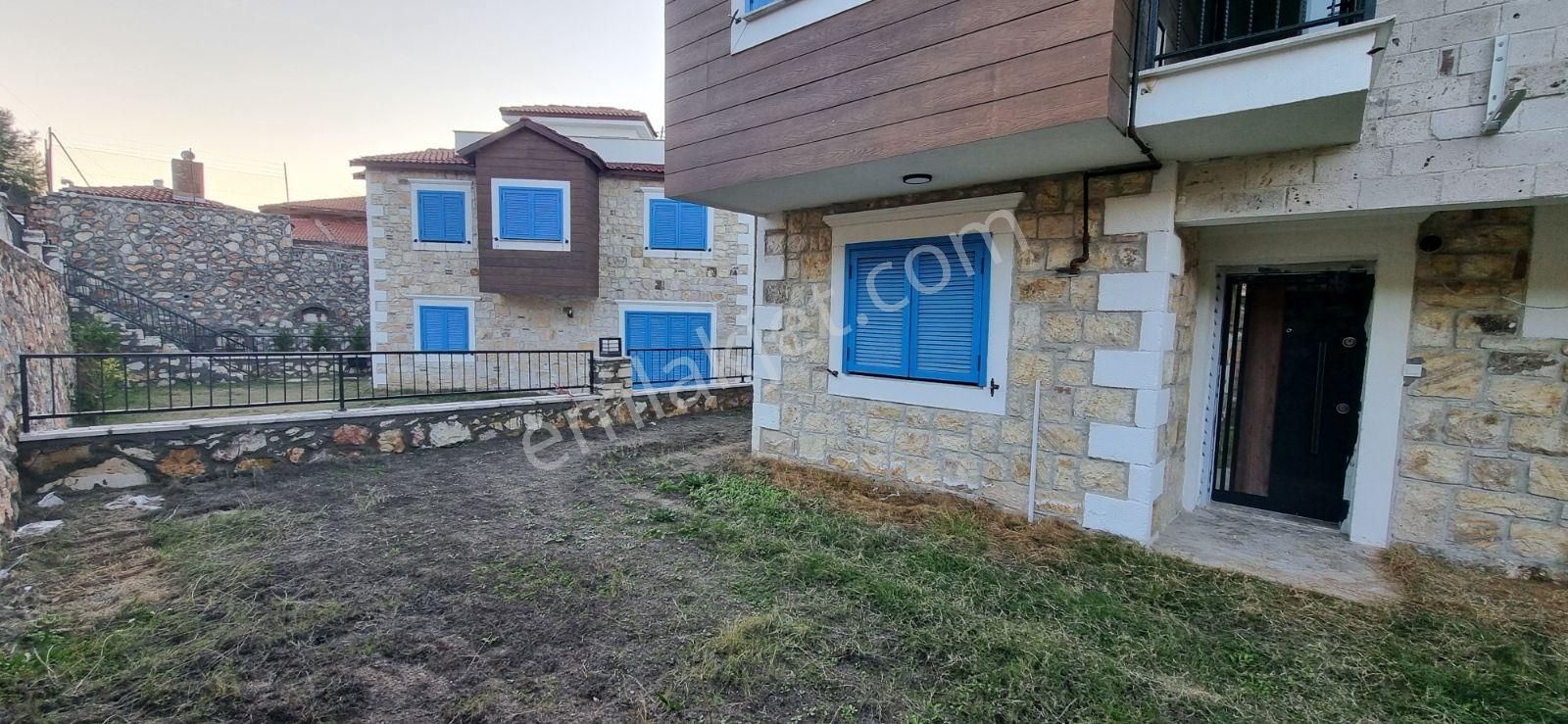 Yenifoça'da Satılık Havuzlu Sitede Geniş 4+1 Tripleks Villa - Görsel 12