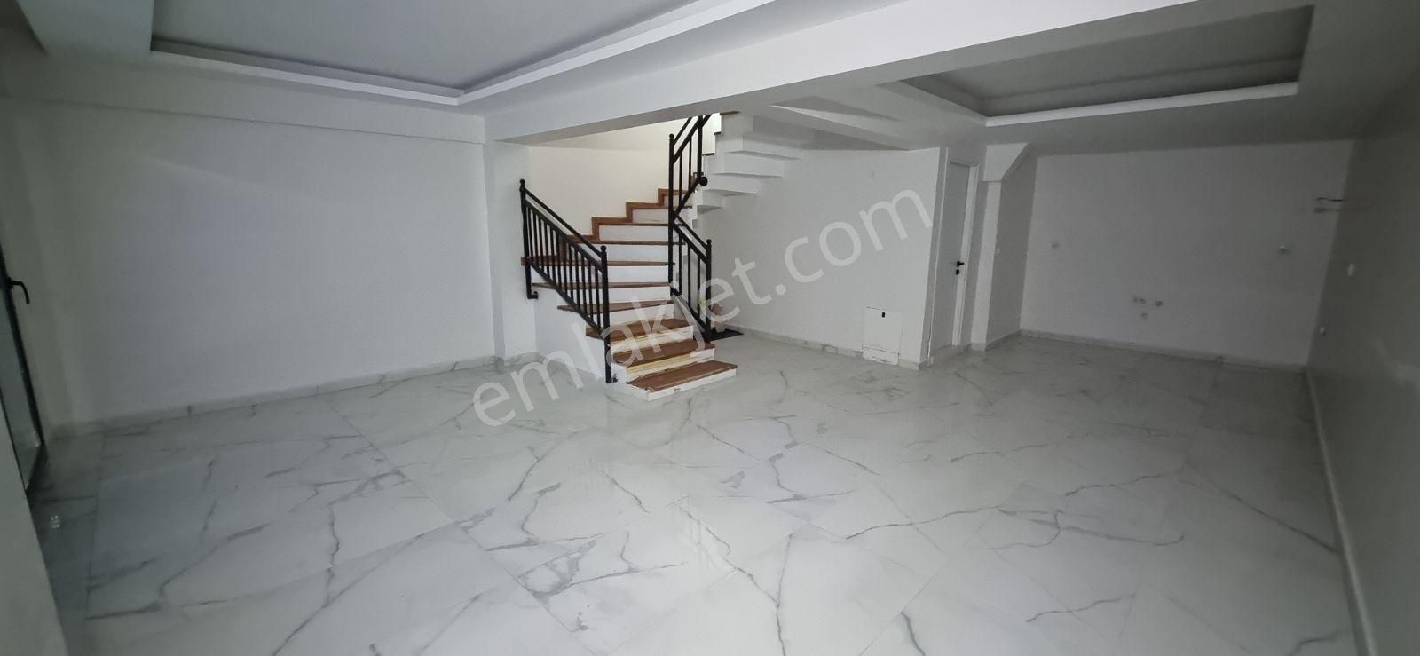 Yenifoça'da Satılık Havuzlu Sitede Geniş 4+1 Tripleks Villa - Görsel 21