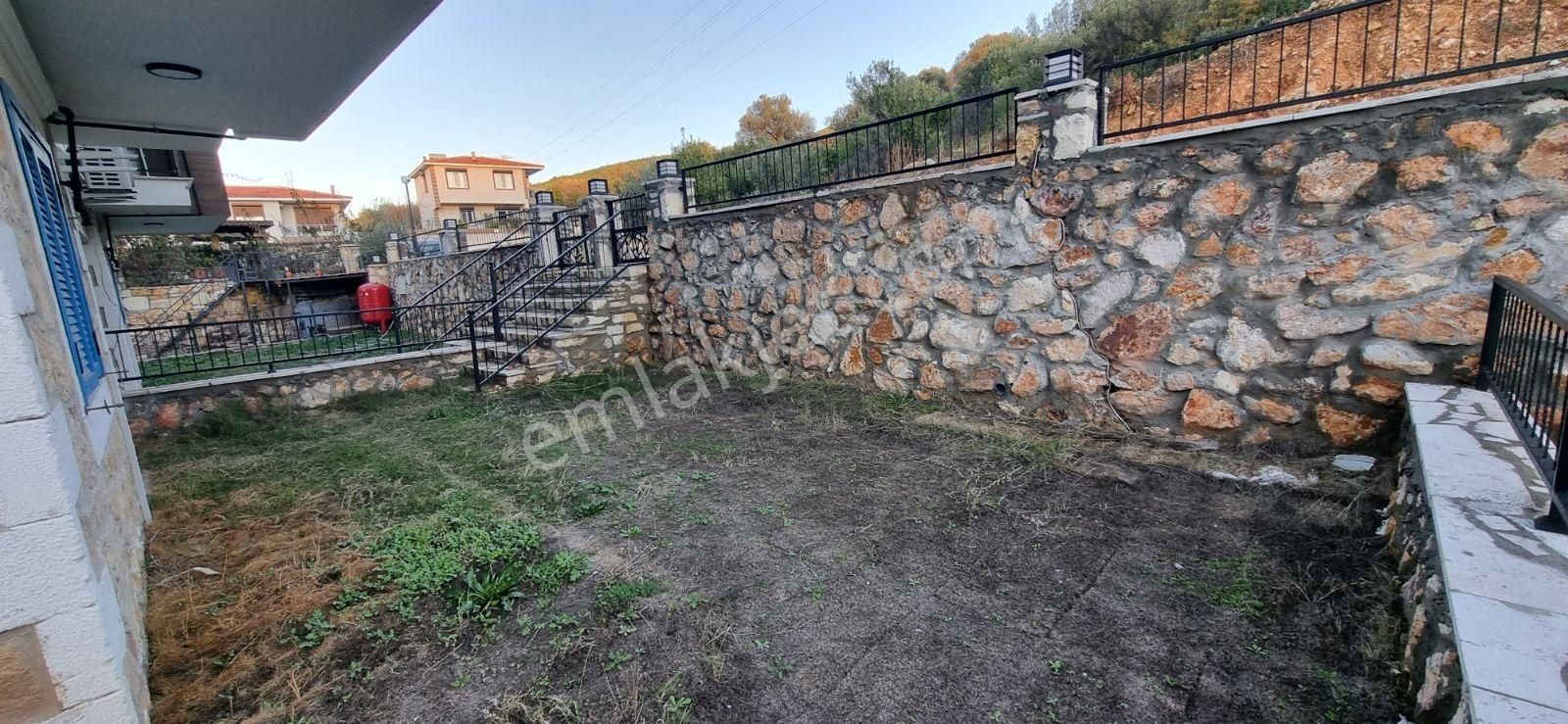 Yenifoça'da Satılık Havuzlu Sitede Geniş 4+1 Tripleks Villa - Görsel 6