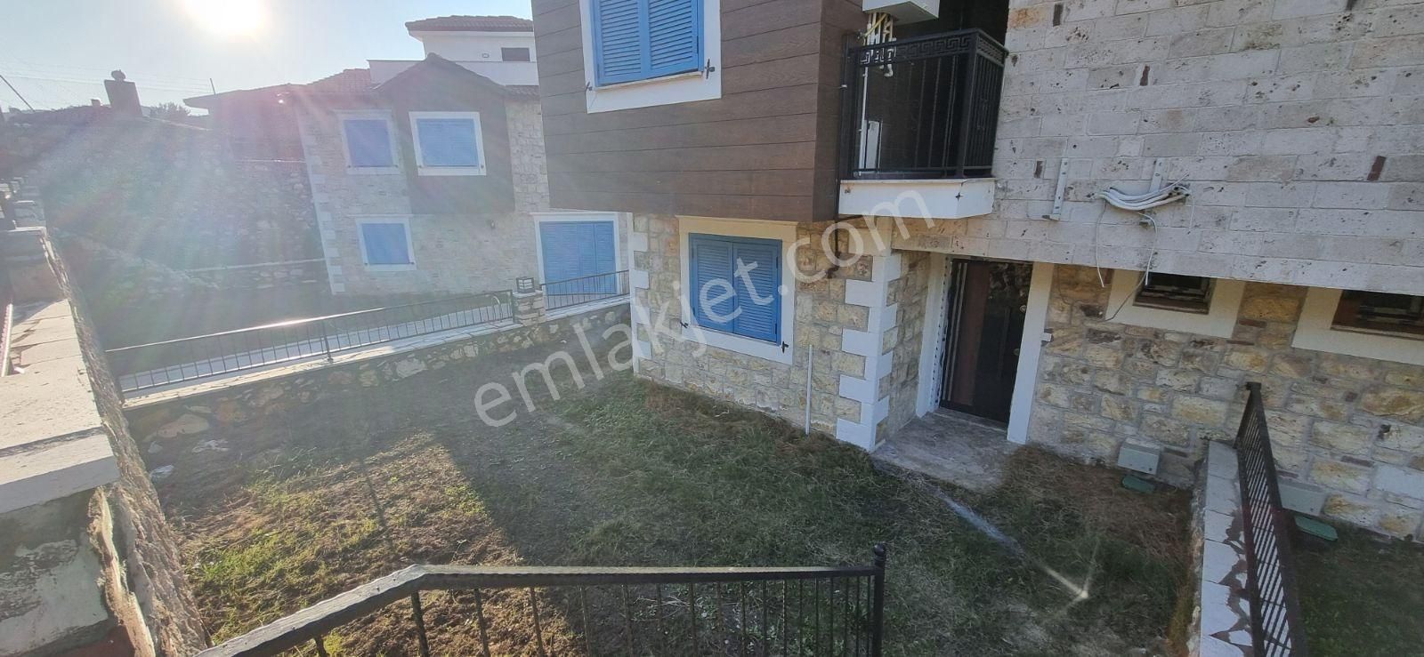 Yenifoça'da Satılık Havuzlu Sitede Geniş 4+1 Tripleks Villa - Görsel 5