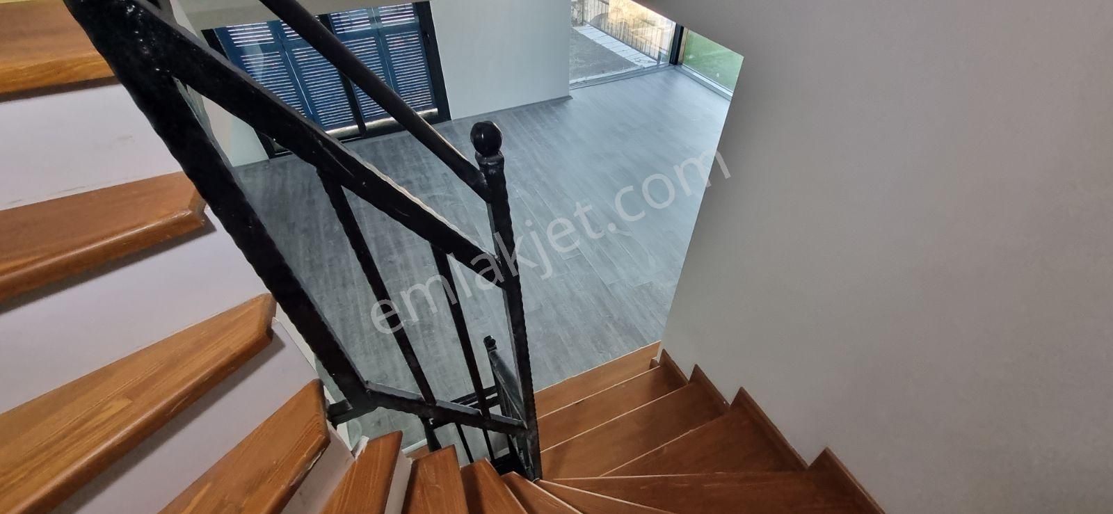 Yenifoça'da Satılık Havuzlu Sitede Geniş 4+1 Tripleks Villa - Görsel 32