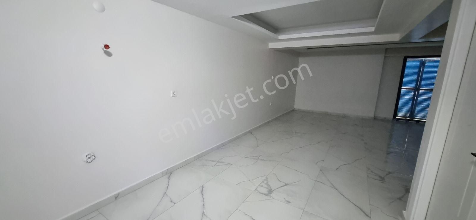 Yenifoça'da Satılık Havuzlu Sitede Geniş 4+1 Tripleks Villa - Görsel 17