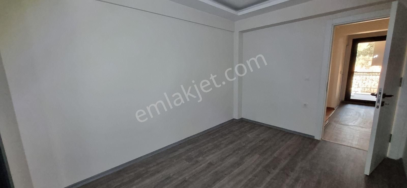 Yenifoça'da Satılık Havuzlu Sitede Geniş 4+1 Tripleks Villa - Görsel 31