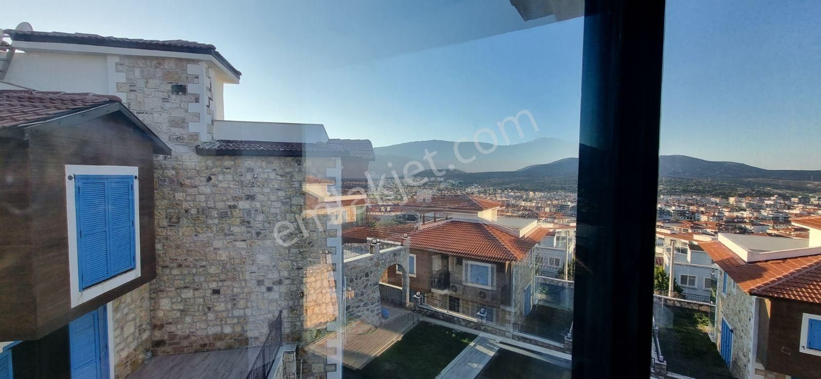 Yenifoça'da Satılık Havuzlu Sitede Geniş 4+1 Tripleks Villa - Görsel 24