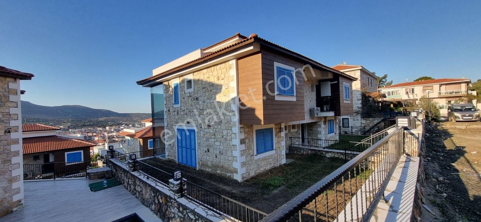 Yenifoça'da Satılık Havuzlu Sitede Geniş 4+1 Tripleks Villa - Görsel 2