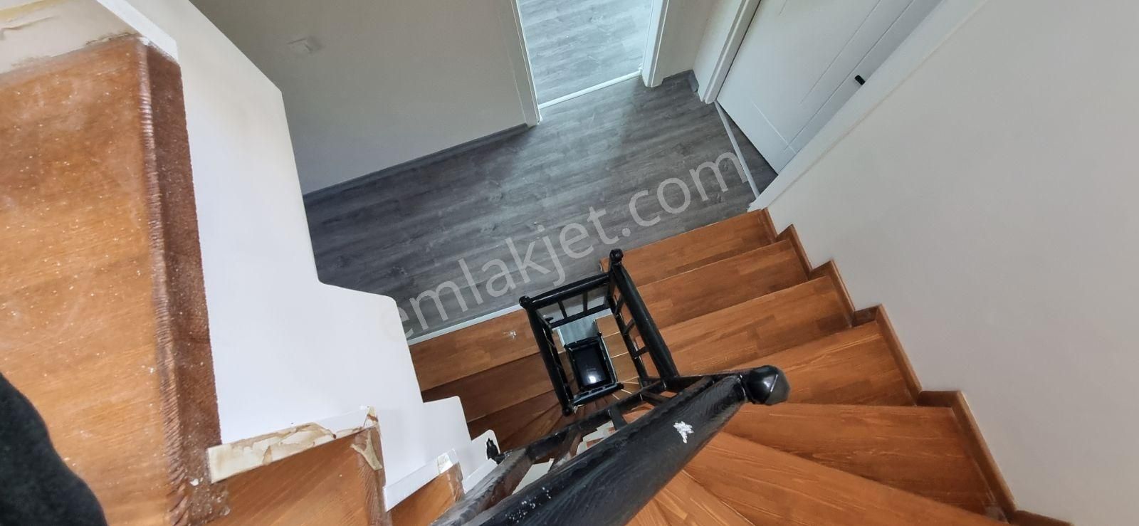 Yenifoça'da Satılık Havuzlu Sitede Geniş 4+1 Tripleks Villa - Görsel 22