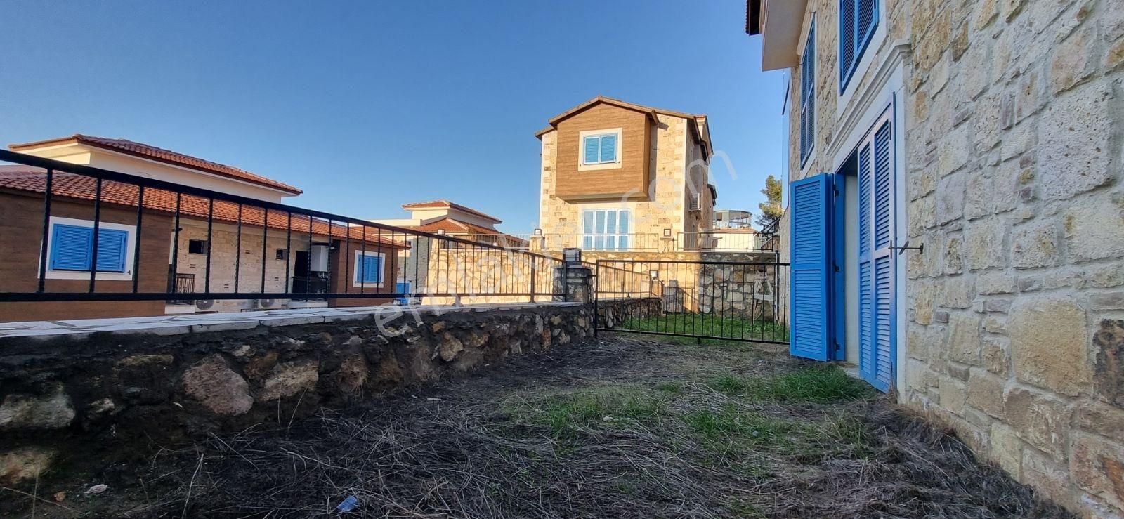 Yenifoça'da Satılık Havuzlu Sitede Geniş 4+1 Tripleks Villa - Görsel 7