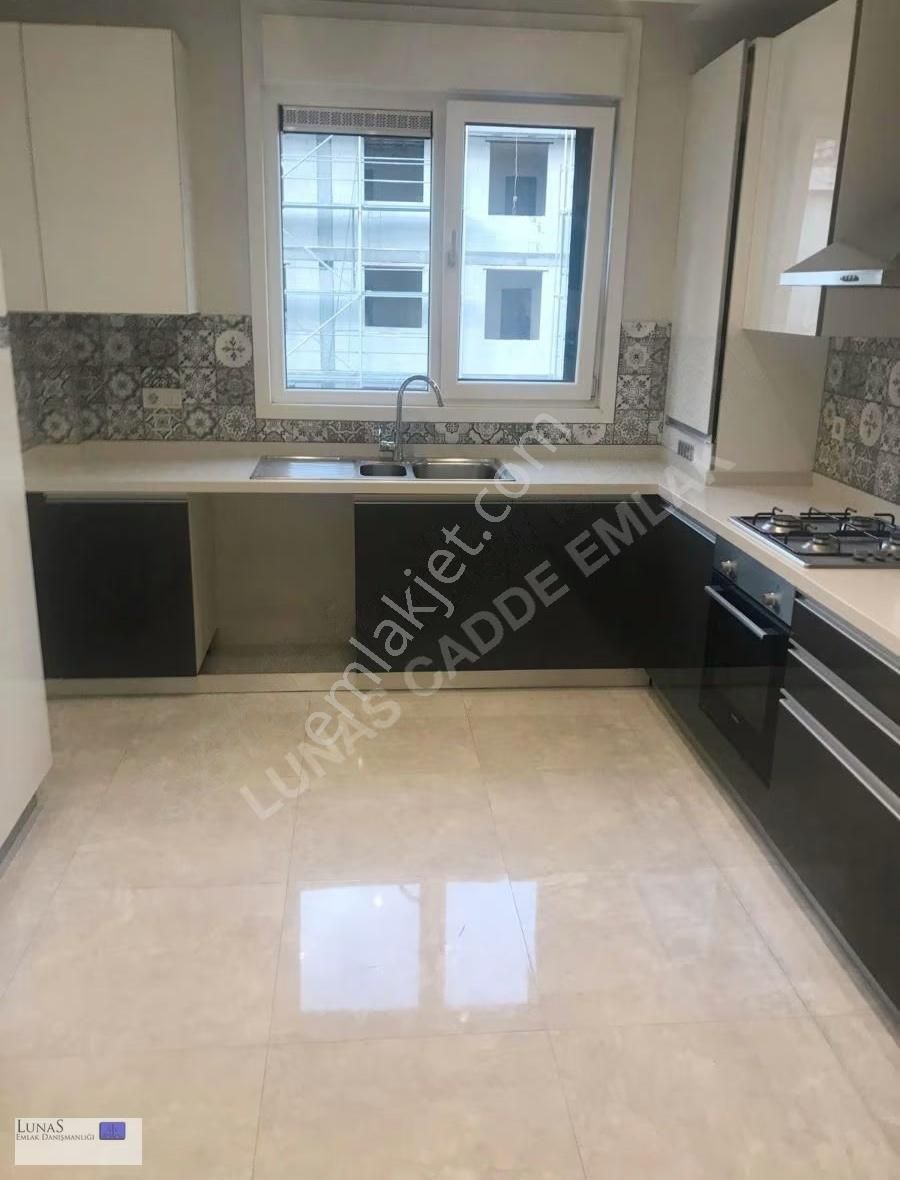 Lunas'dan Suadiye Şaşkın Sahilde 120 Net 3+1 Balkonlu