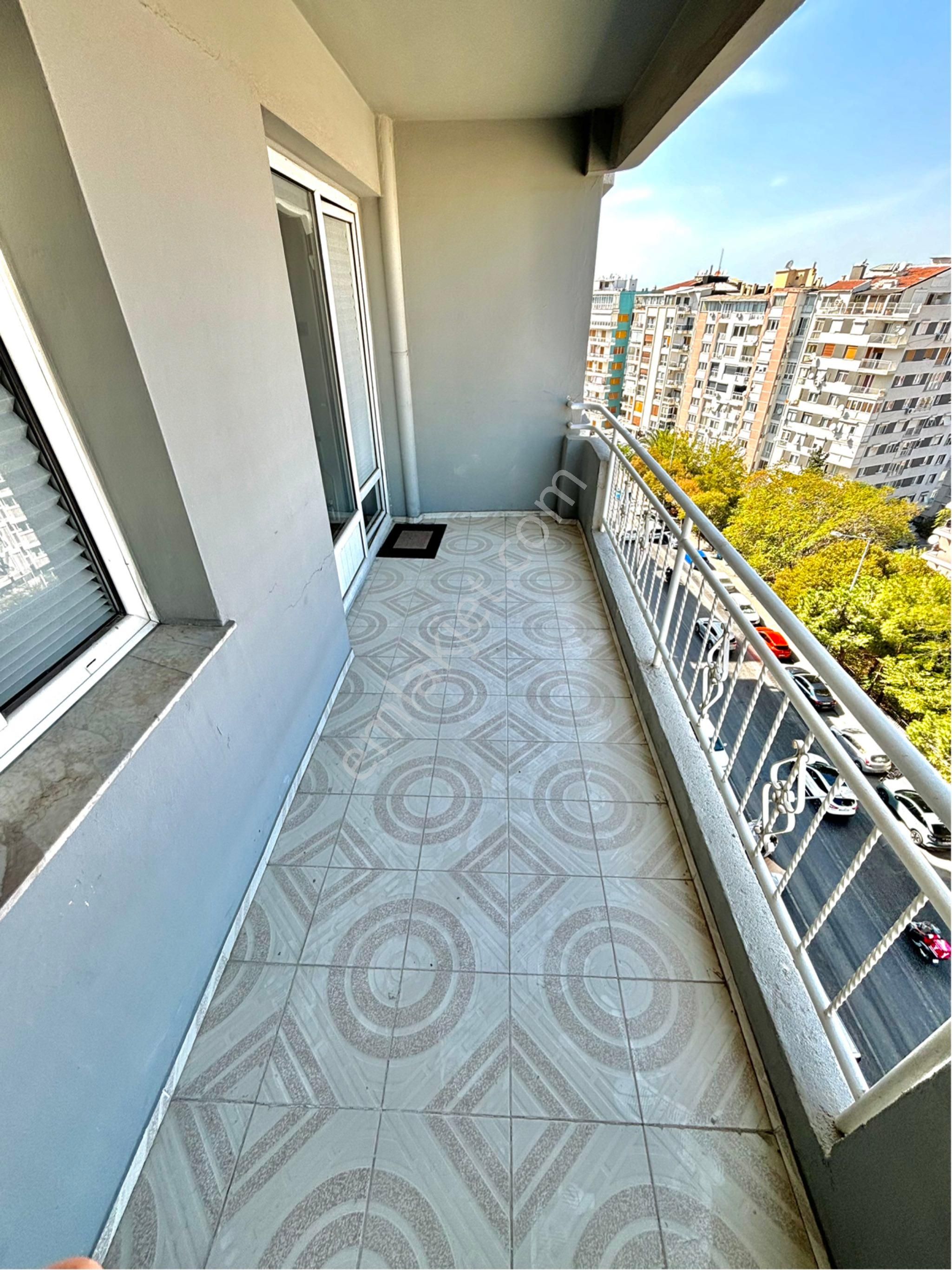 İzmir Hatay’da Tablo Gibi Bir Manzaraya Sahip 3+1 Merkezi Konumda Satılık Daire - Görsel 4