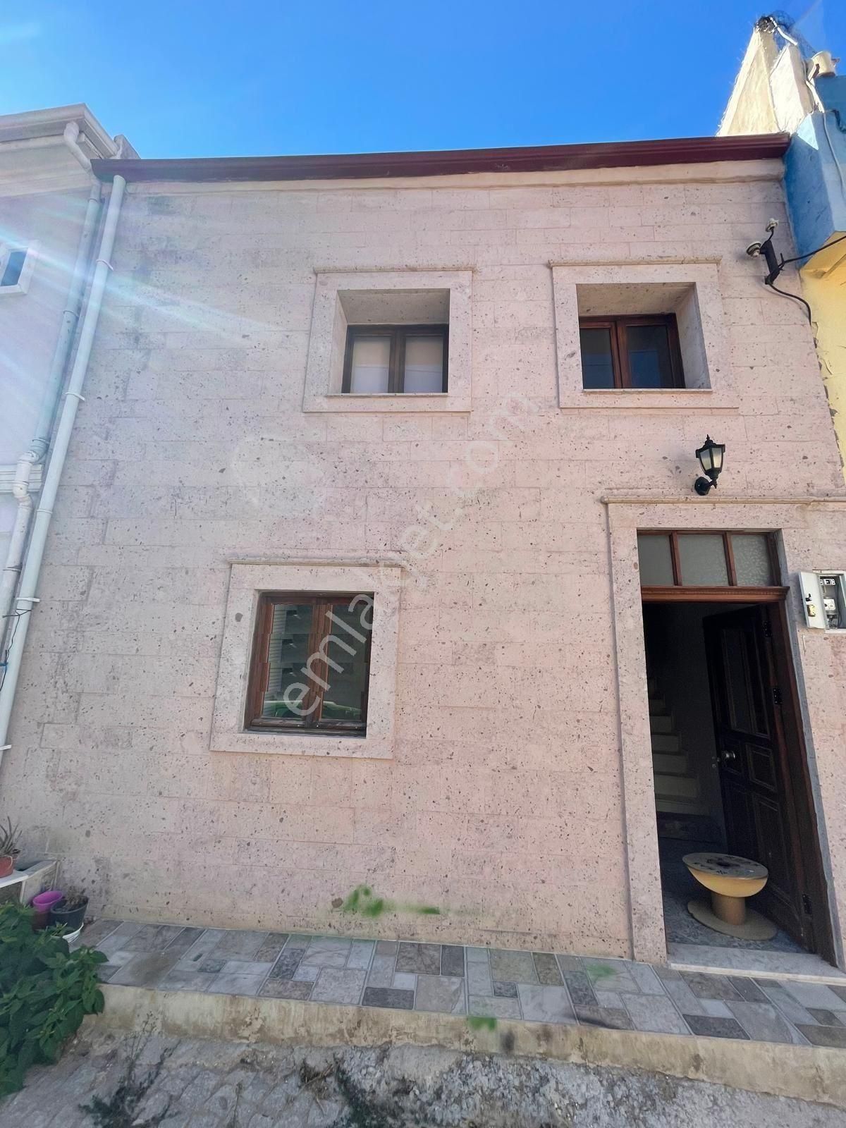 Ayvada'dan Ayvalık Merkez'de Deniz Manzaralı 2 Katlı 2+1 Taş Ru Evi