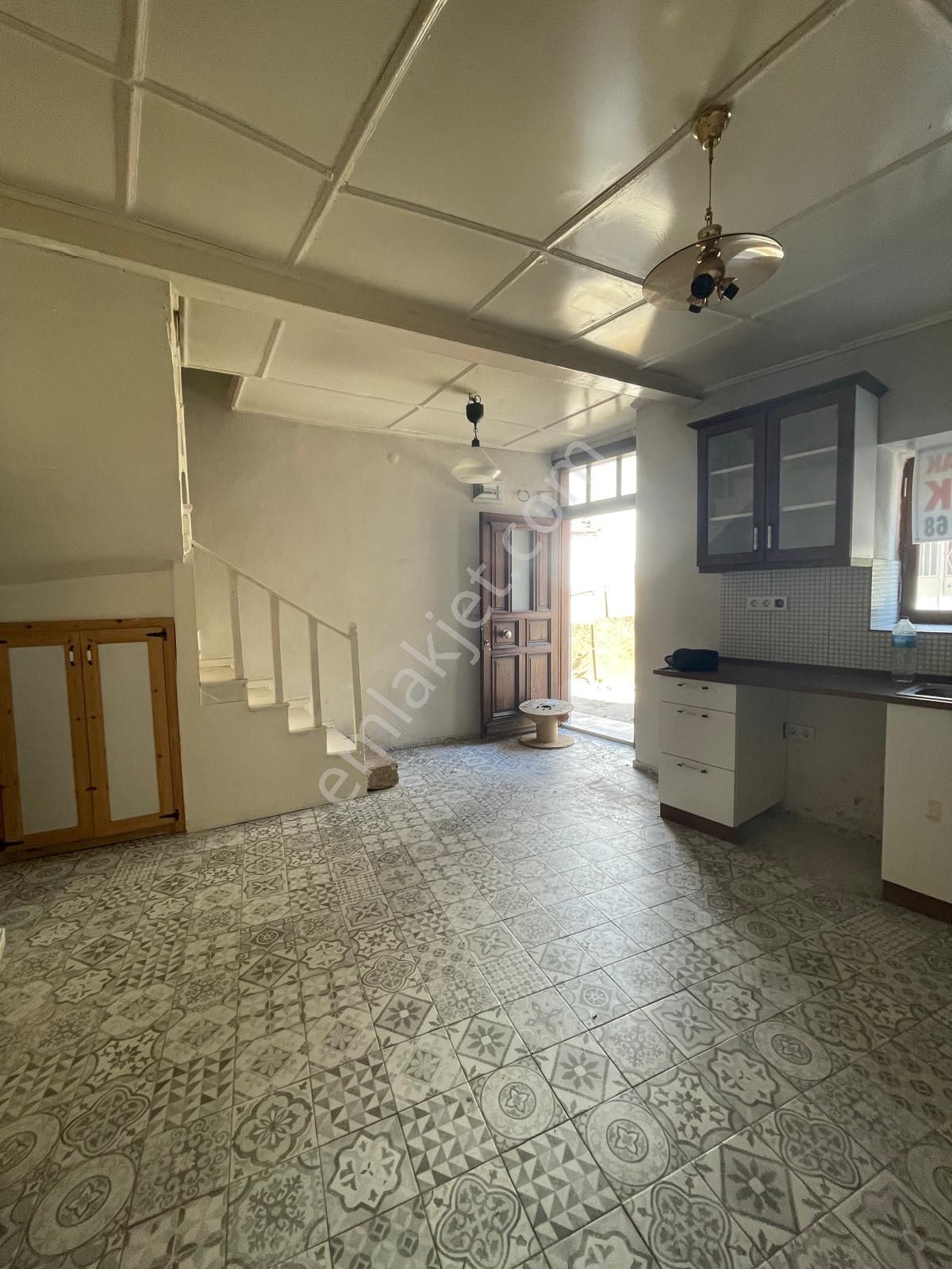 Ayvada'dan Ayvalık Merkez'de Deniz Manzaralı 2 Katlı 2+1 Taş Ru Evi - Görsel 6