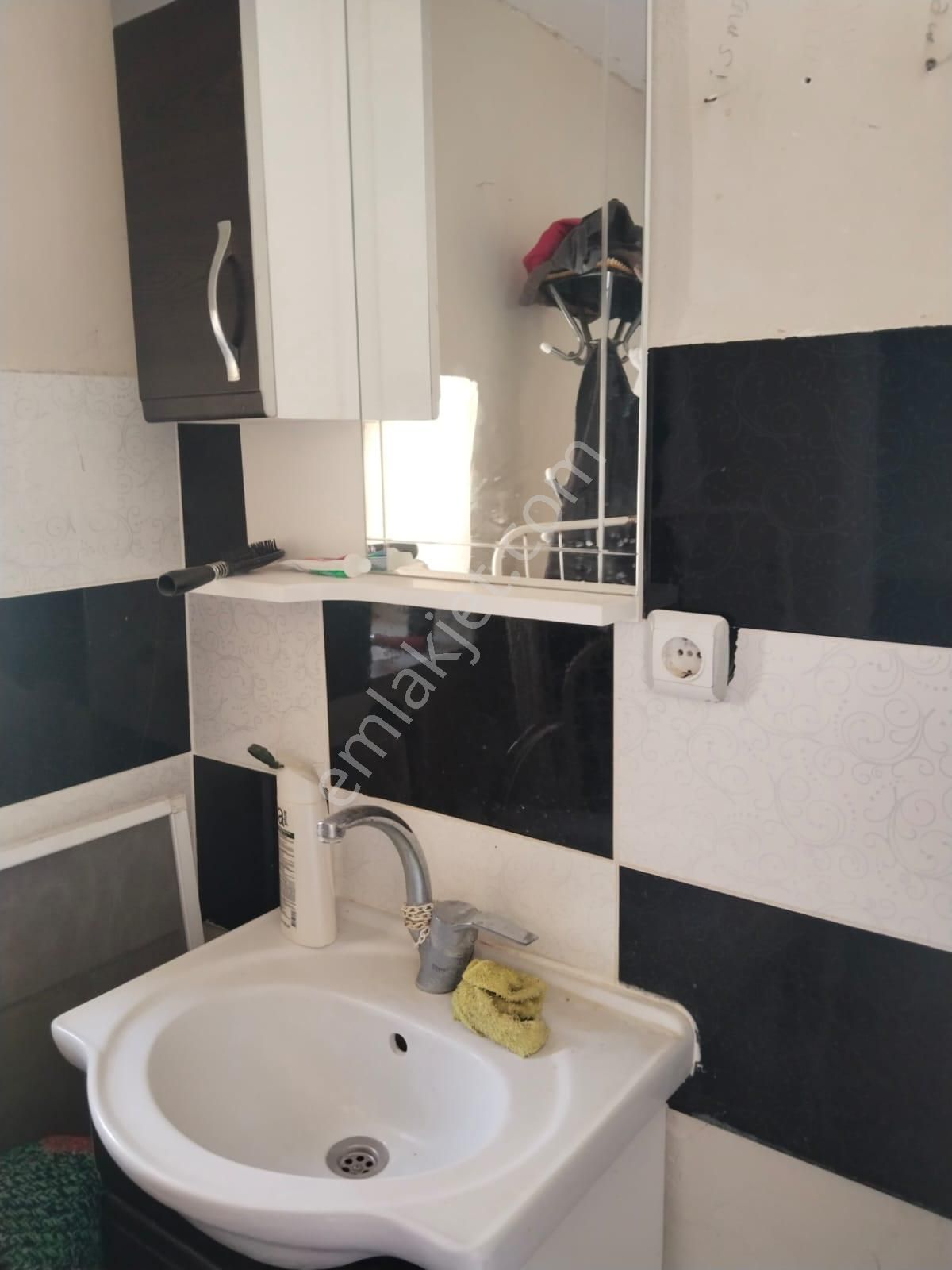 Yücel Emlaktan Karaman Kisecik Köyünde Satılık Ev Ambar Ve Arsası