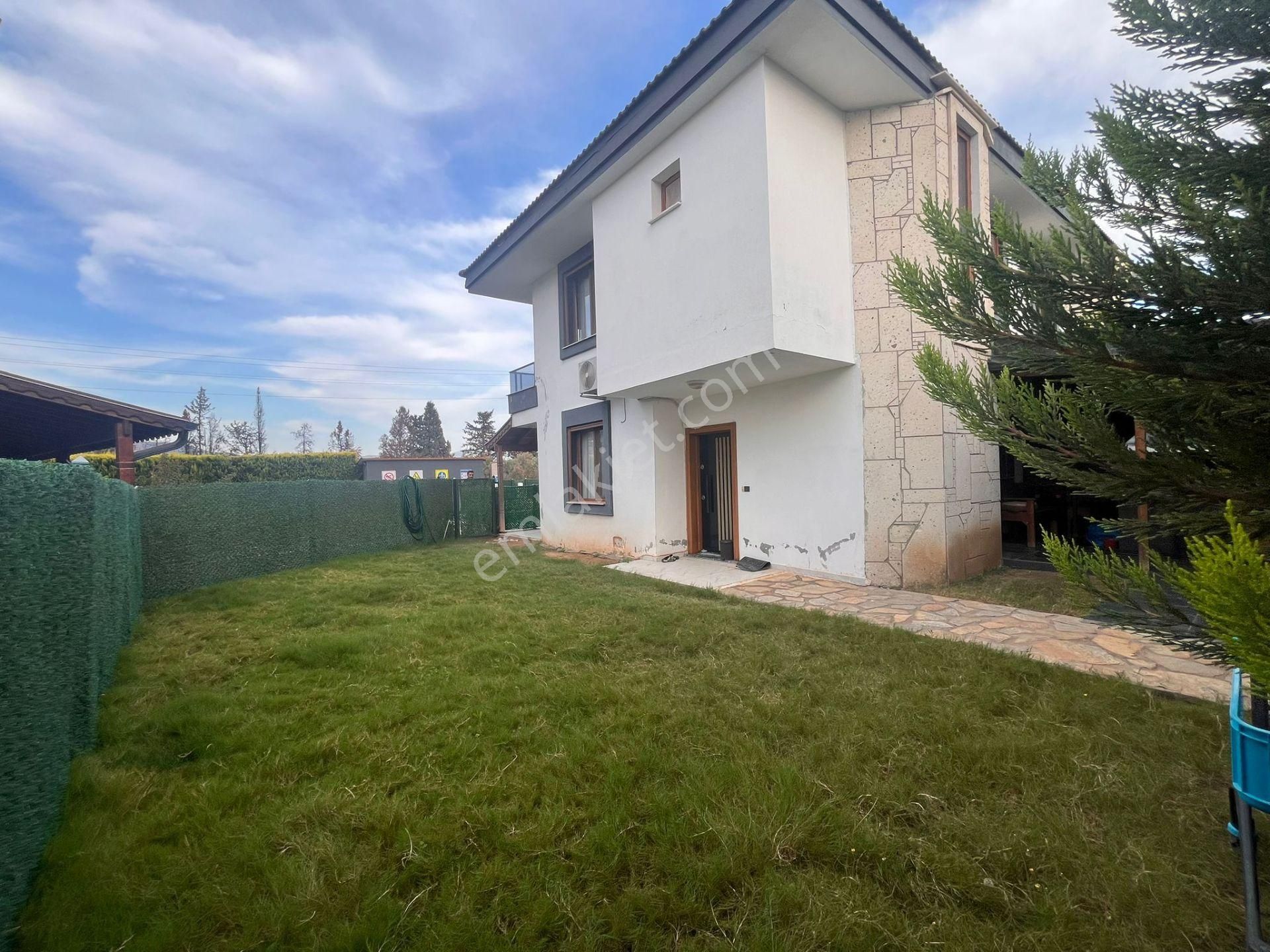 Seferihisar Cumhuriyette Havuzlu Sitede Geniş Bahçeli 3+1 Yazlık