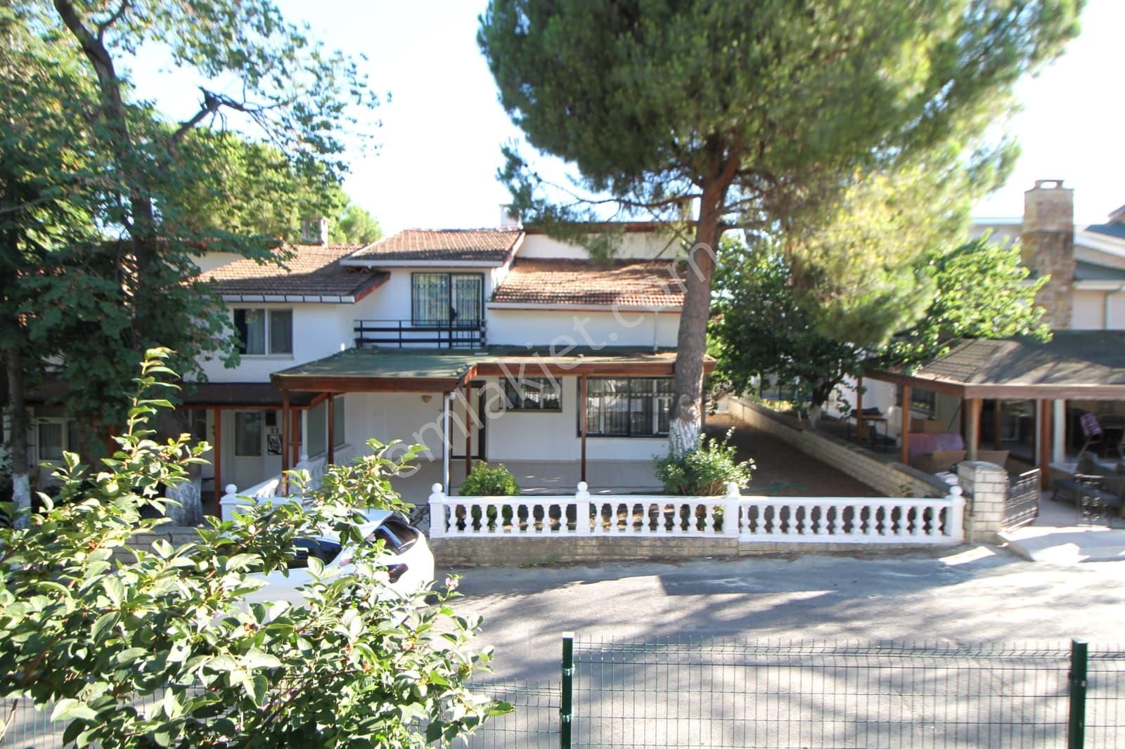 Silivri'de Denize 100 Metre Yarı Müstakil Bahçeli 3+1 Villa