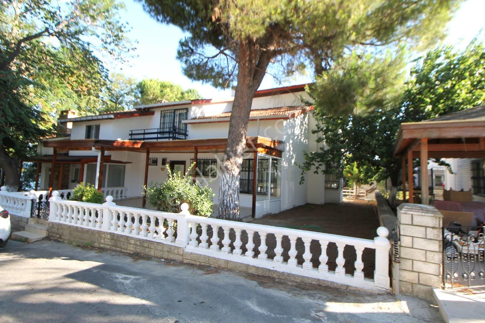 Silivri'de Denize 100 Metre Yarı Müstakil Bahçeli 3+1 Villa - Görsel 2