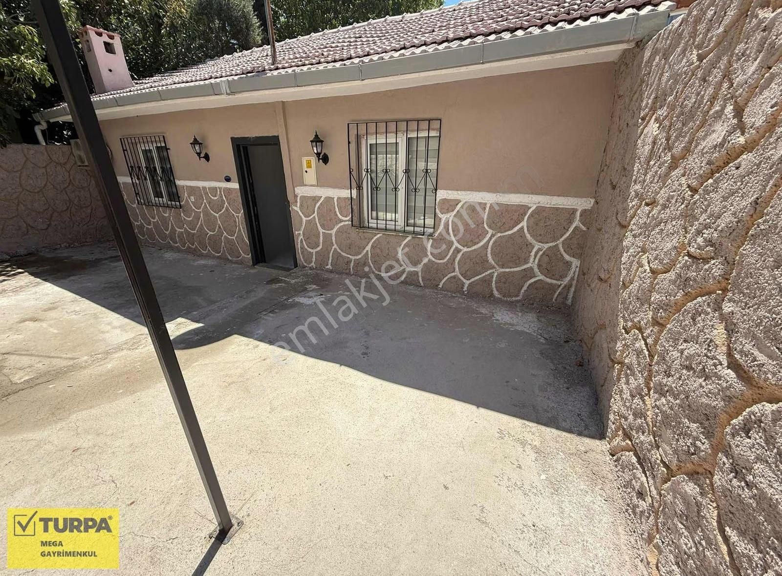 Bayraklı Yamanlar Mahallesinde Eşyalı Kiralık Mustakil 2+1 Daire - Görsel 13