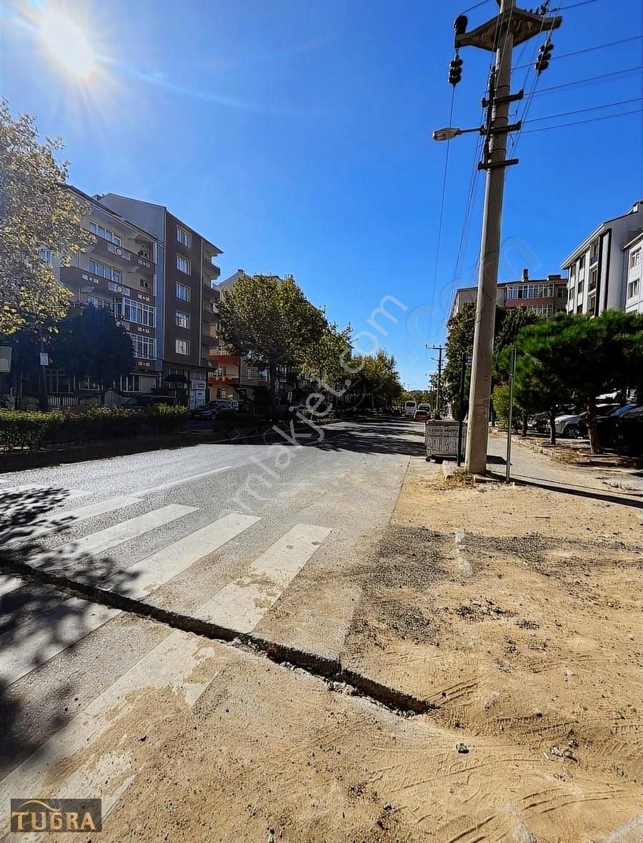 Tuğra'dan Bulvar Cephe'li Bina'da Arakat Satılık 1+1 Daire