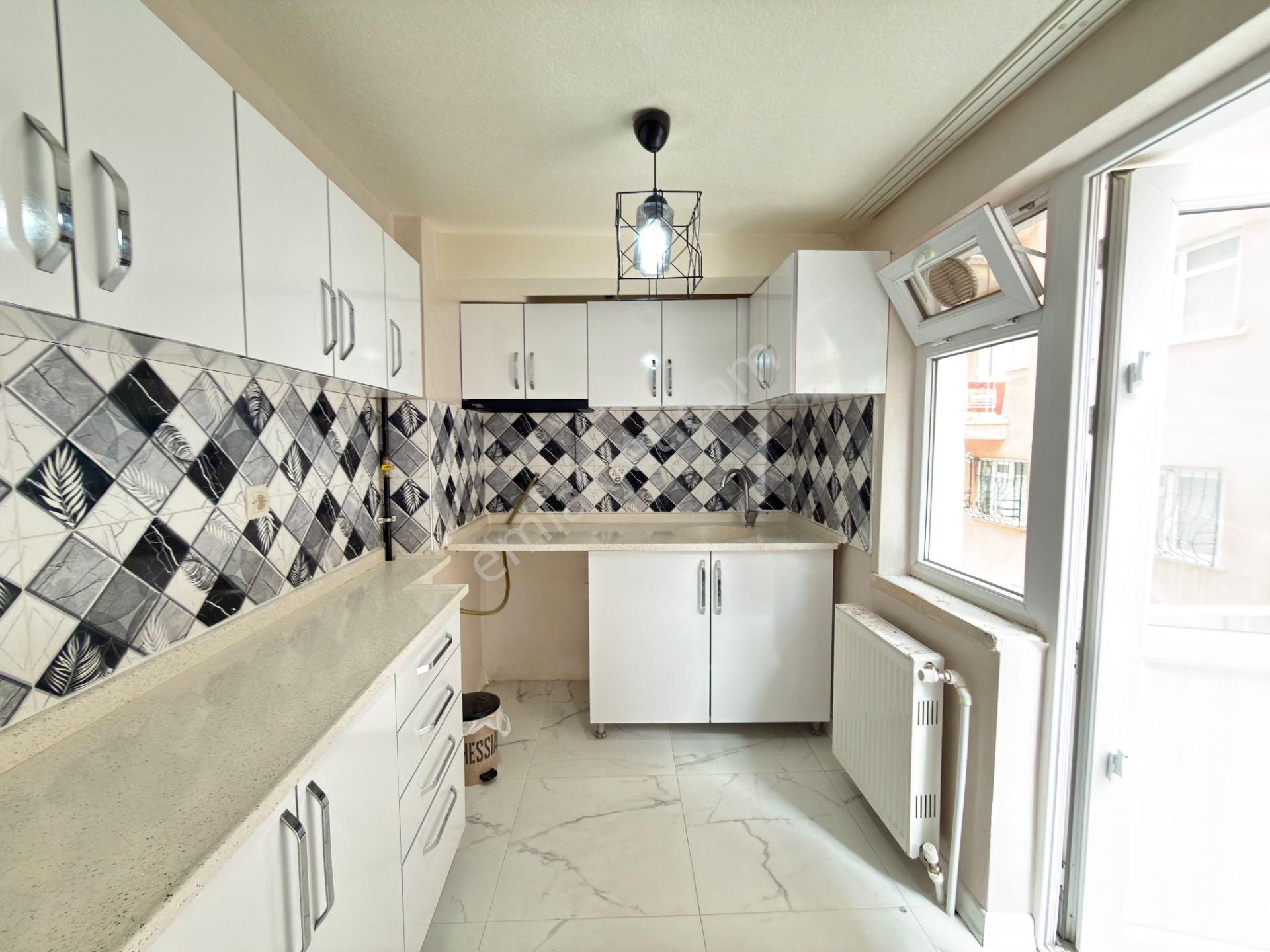 Adnan Yüksel Cad. Yakını 2+1 Kat Konumun'da Balkonlu Masrafsız