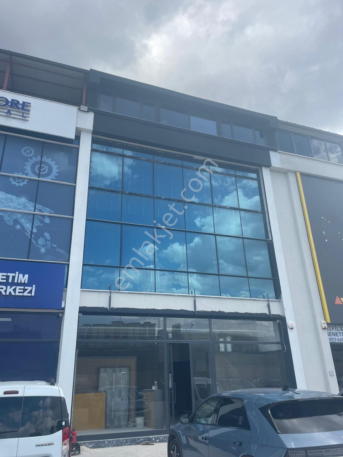 Yalova Ticaret Merkezi'nde Bursa Yoluna Cepheli Satılık Plaza - Görsel 2