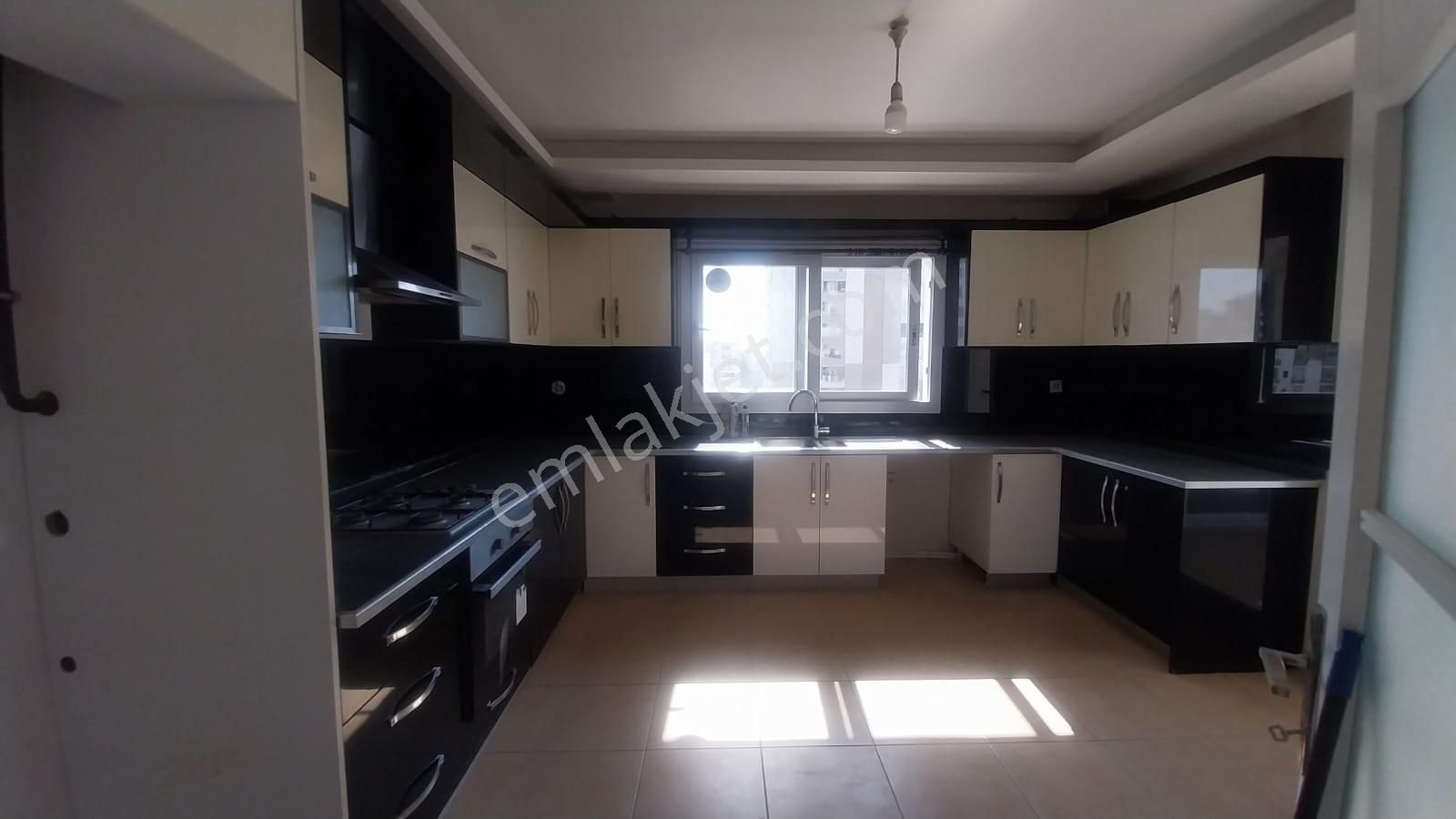 Akdeniz Mh'de Yüzme Havuzlu Sitede Bağımsız Mutfaklı 3+1 Satılık!!