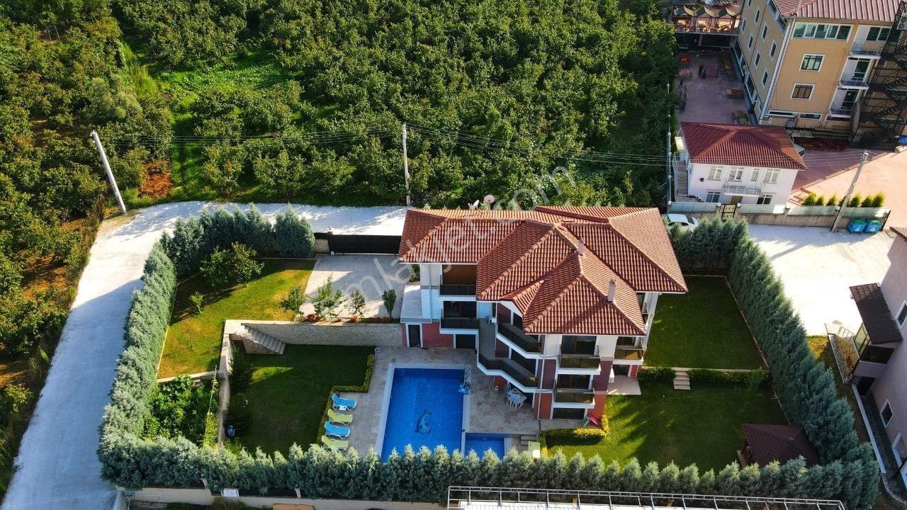 Kartepe'de Satılık 5+2 Köşe Başı Lüks Villa