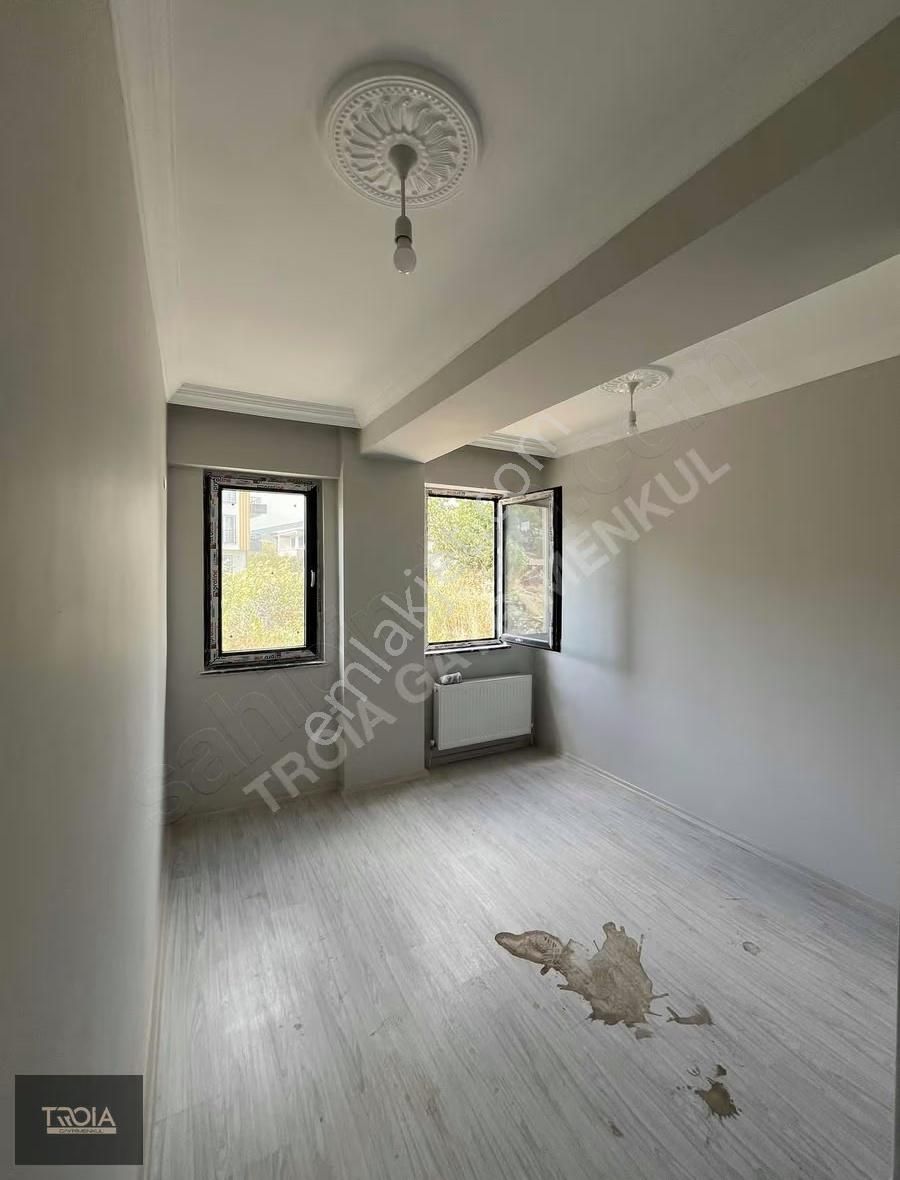 Ezine Cumhuriyet Mahallesinde 2+1 Kapalı Mutfak Sıfır Daire - Görsel 11