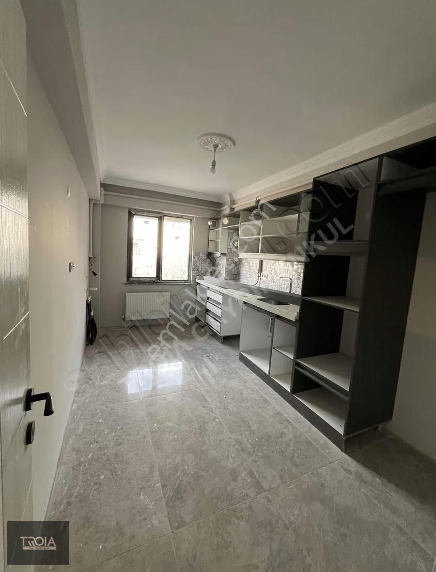 Ezine Cumhuriyet Mahallesinde 2+1 Kapalı Mutfak Sıfır Daire - Görsel 8