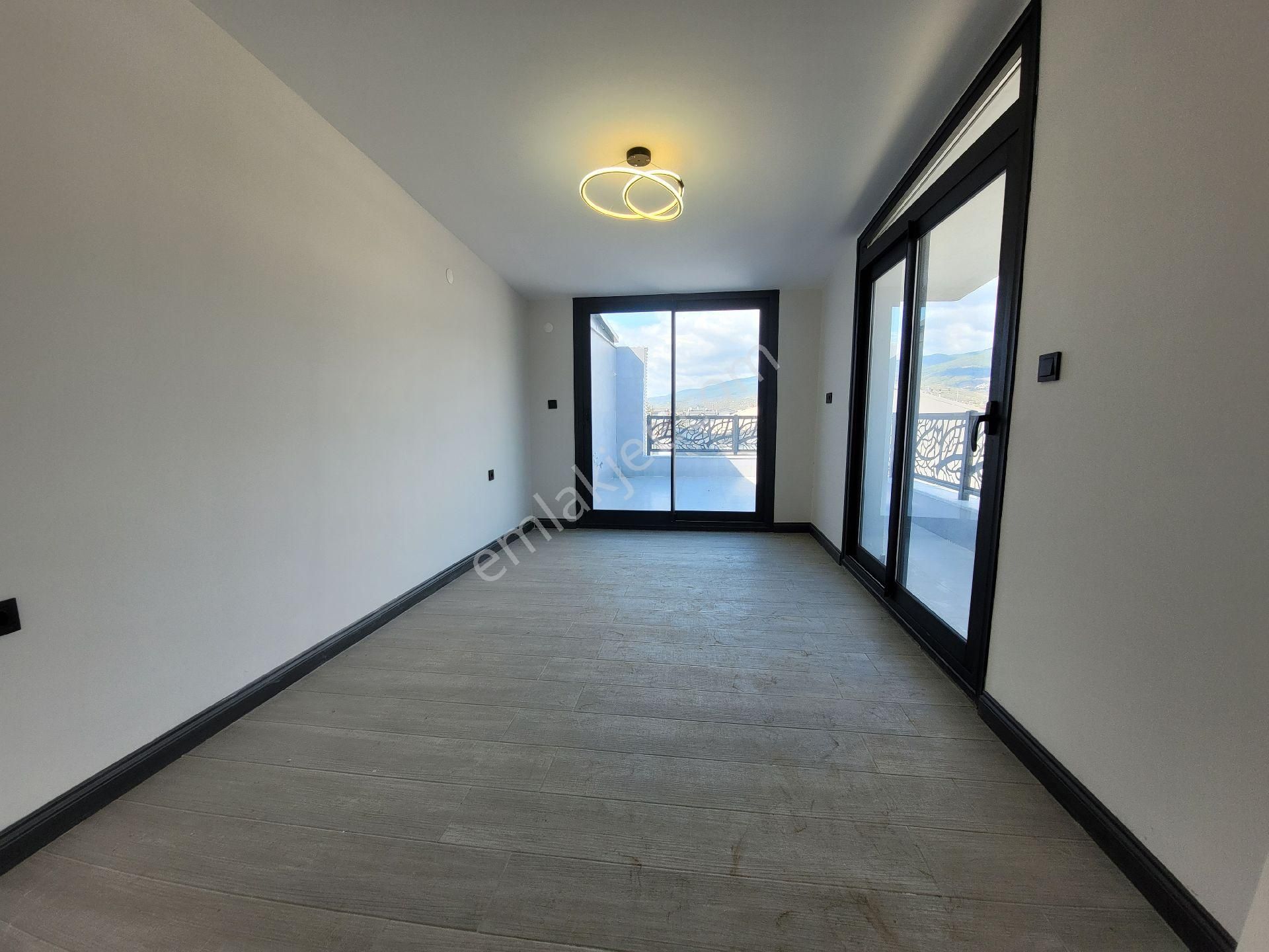 Güre'de Denize 50m 4+1 Villa - Görsel 23