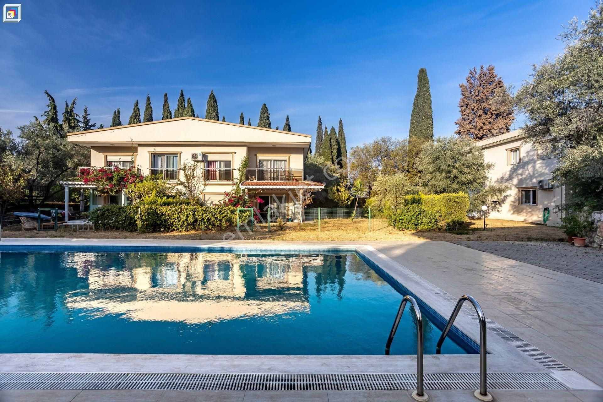 Urla Denizli Mah. Havuz Önü, Geniş Bahçeli Köşe Villa - Görsel 5