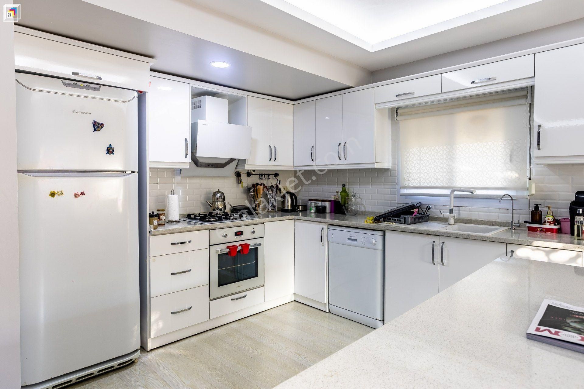 Urla Denizli Mah. Havuz Önü, Geniş Bahçeli Köşe Villa - Görsel 16