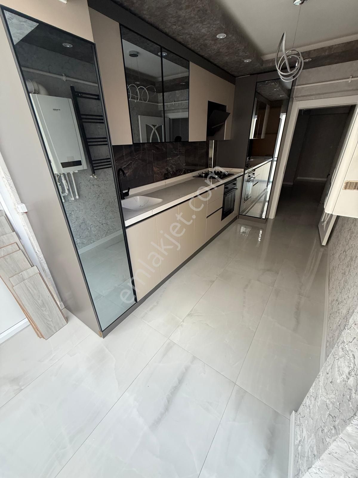 Mareşal Çakmak Mah'de Ara Katta Full Yapılı Satılık Daire