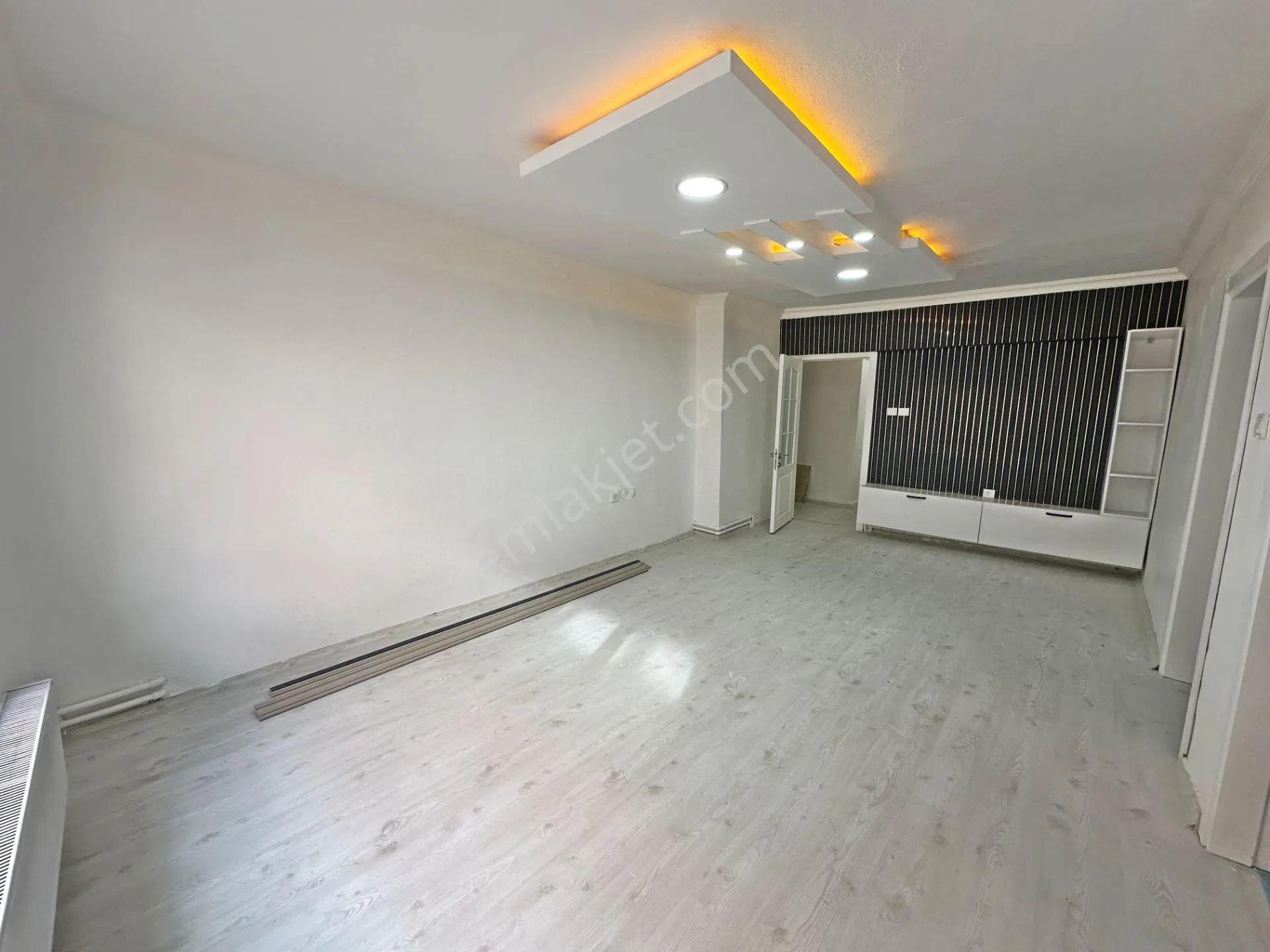 Şafaktepe Mahallesinde Ara Katta Full Yapılı Çift Balkonlu 3+1 Satılık Daire