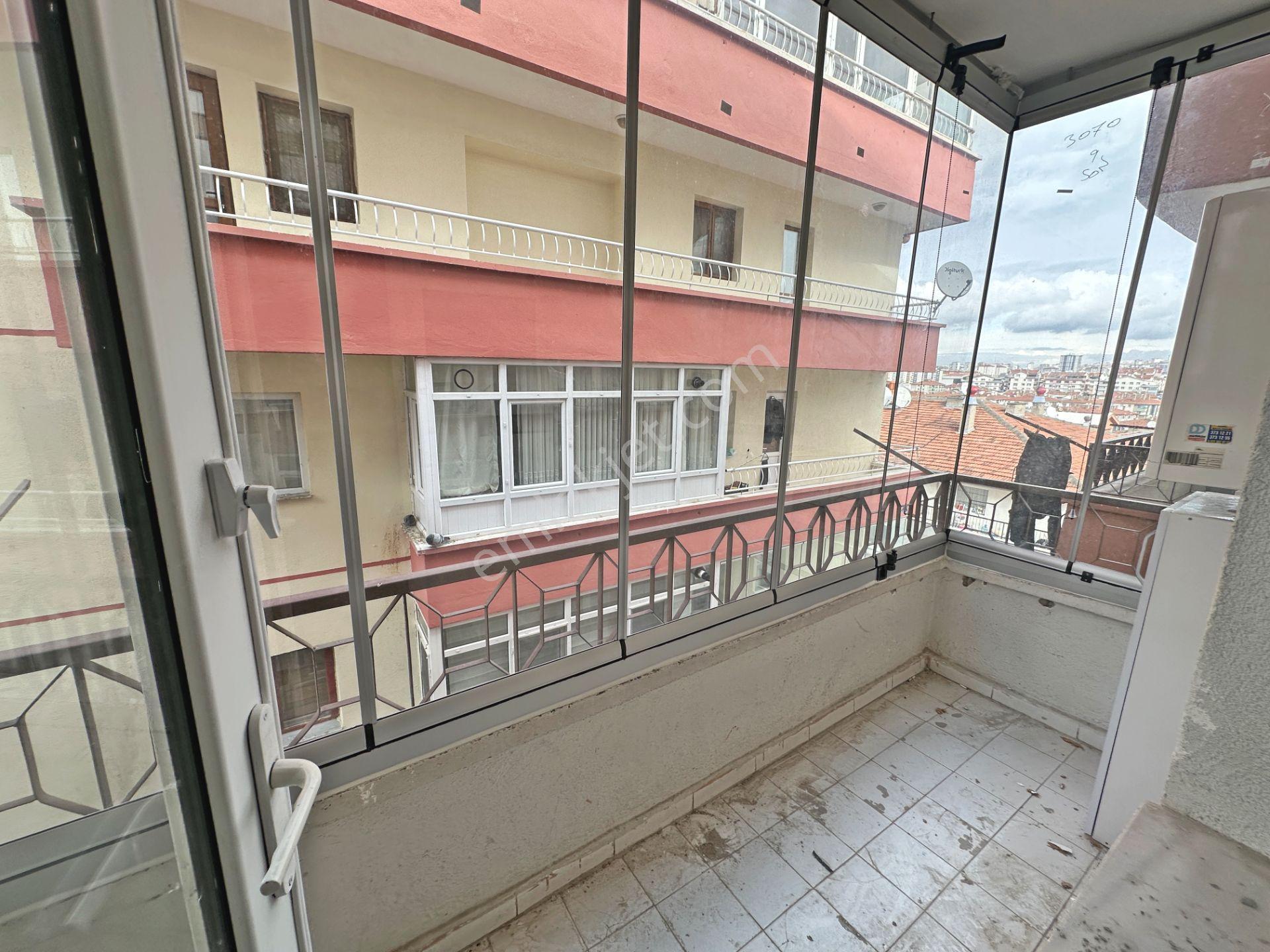 Şafaktepe Mahallesinde Ara Katta Full Yapılı Çift Balkonlu 3+1 Satılık Daire - Görsel 22