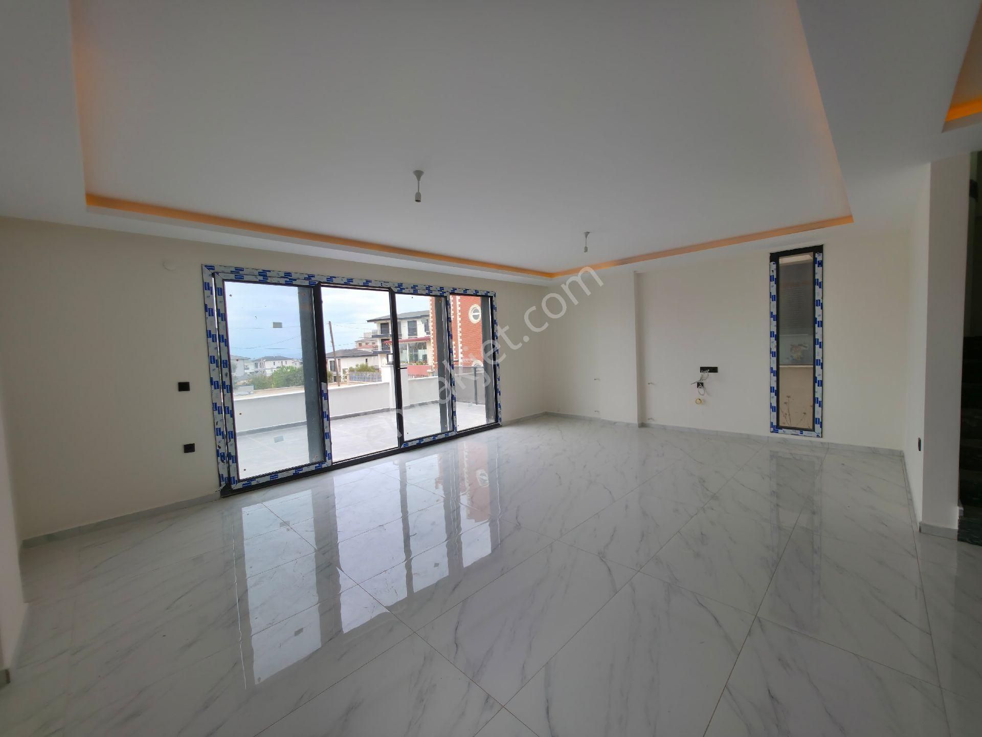 **geniş Salon Ve Odalı 3+1 Villa **